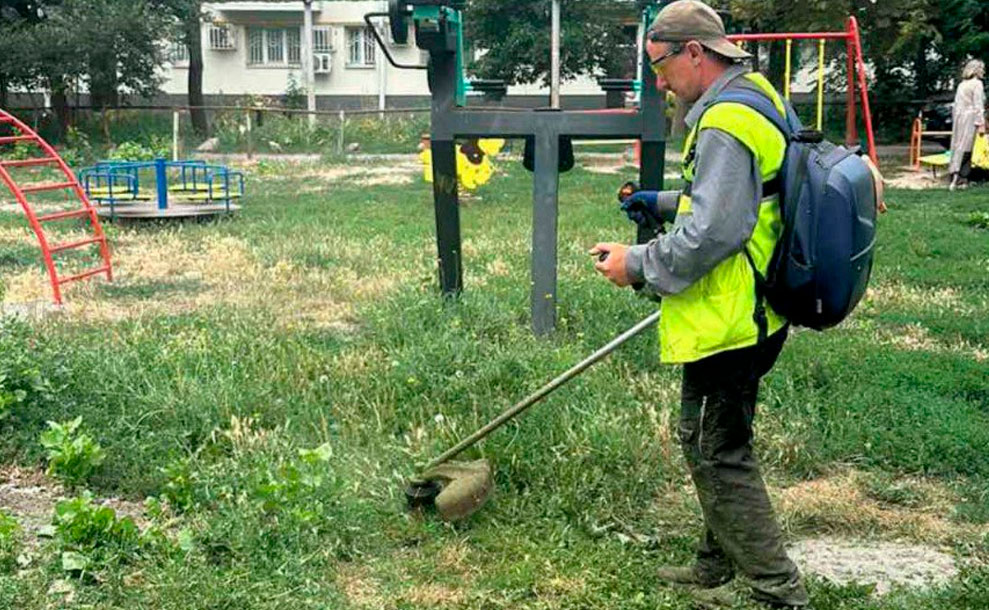 Екологія-Д  продовжує забезпечувати прибирання міських територій
