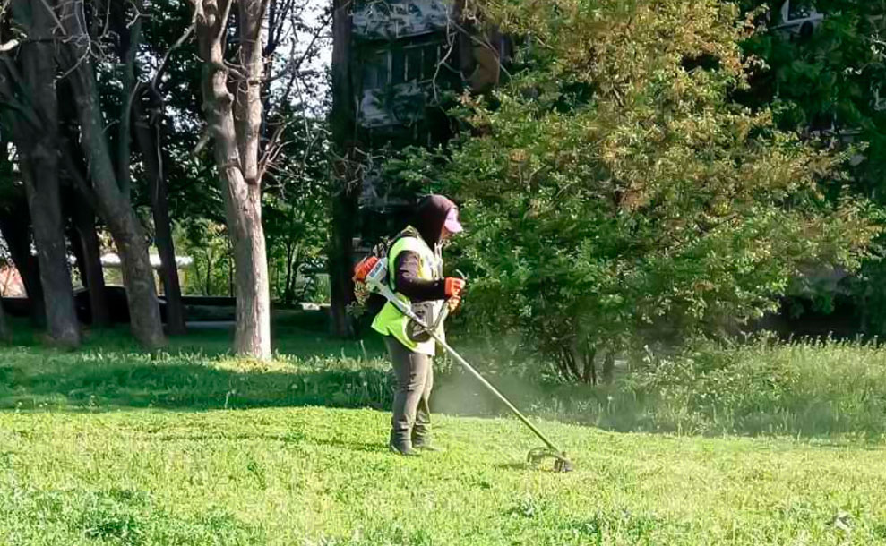 як робітники «Екології-Д» дбають про чистоту вулиць
