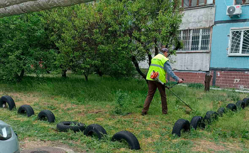 Весняна турбота: Покіс трави на вулицях міста