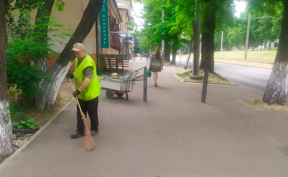 Настають спекотні дні, і актуальним стає завдання покосу трави