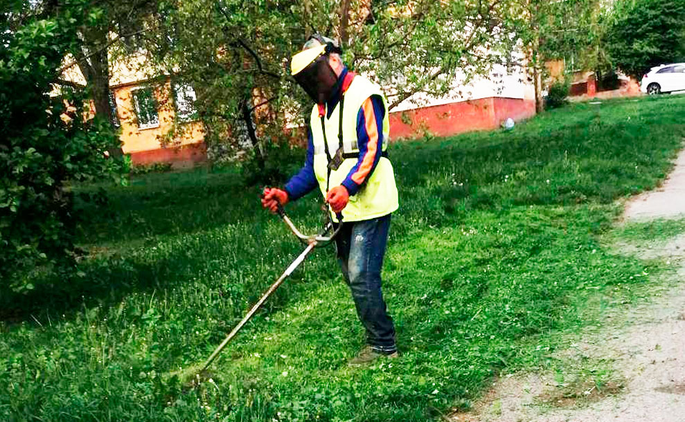 Весняна турбота: Покіс трави на вулицях міста