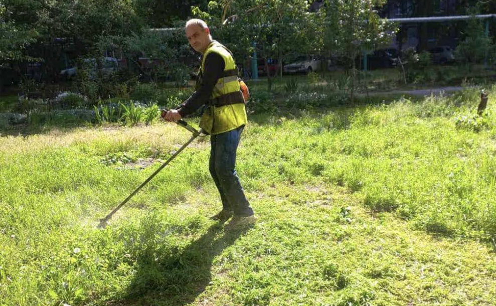 Боротьба з бур’янами триває: «Екологія-Д» на варті міста