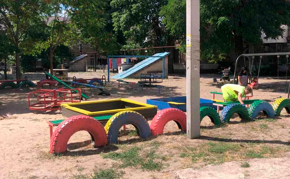 «Екологія-Д» оновила гойдалки та каруселі у дворах міста