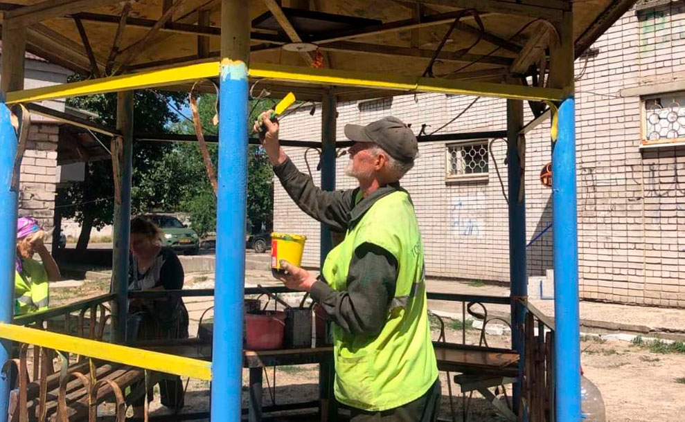 «Екологія-Д» оновила гойдалки та каруселі у дворах міста