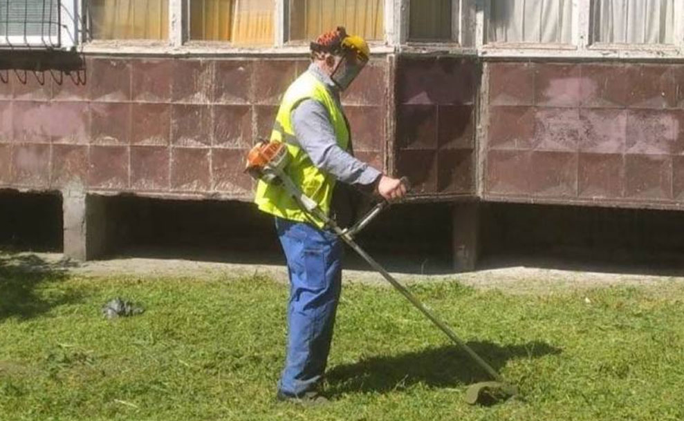 Боротьба з бур’янами триває: «Екологія-Д» на варті міста