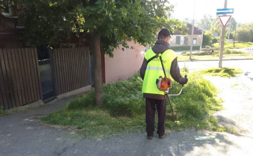 Боротьба з бур’янами триває: «Екологія-Д» на варті міста