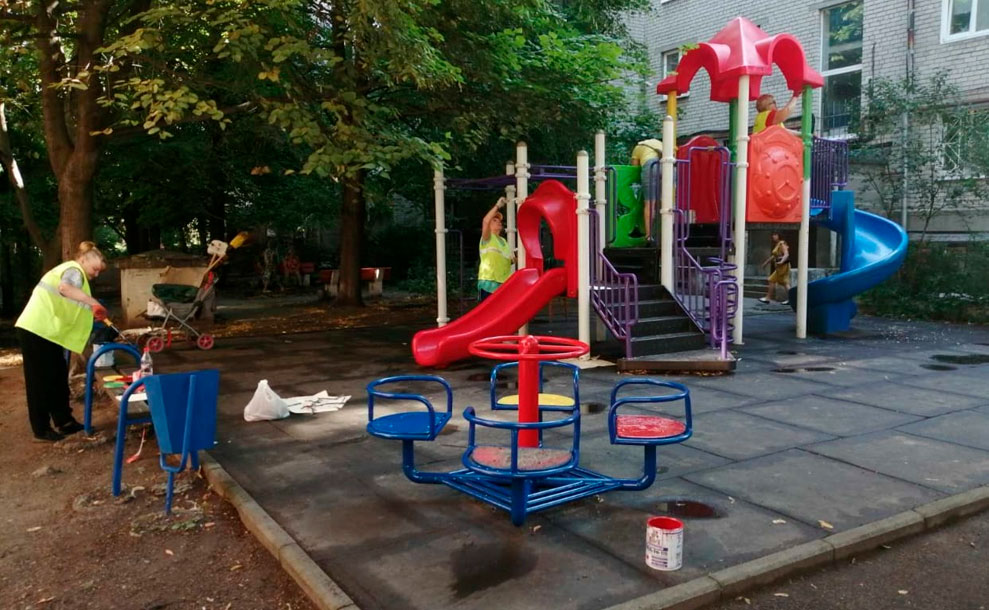 «Екологія-Д» оновила гойдалки та каруселі у дворах міста