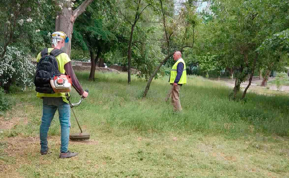 Дбаємо про місто: триває покіс трави від «Екології Д»