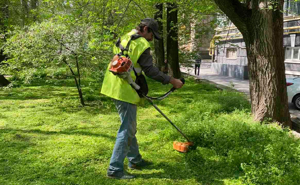 Дбаємо про місто: триває покіс трави від «Екології Д»