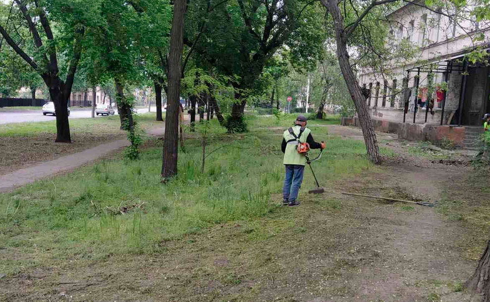 Дбаємо про місто: триває покіс трави від «Екології Д»