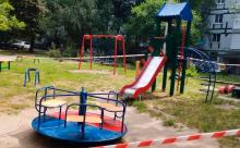 «Екологія-Д» оновила гойдалки та каруселі у дворах міста