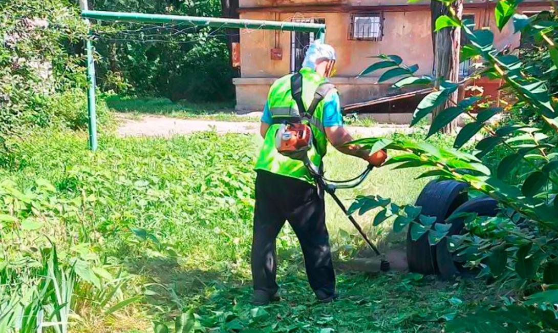 Догляд за травою на міських територіях продовжується