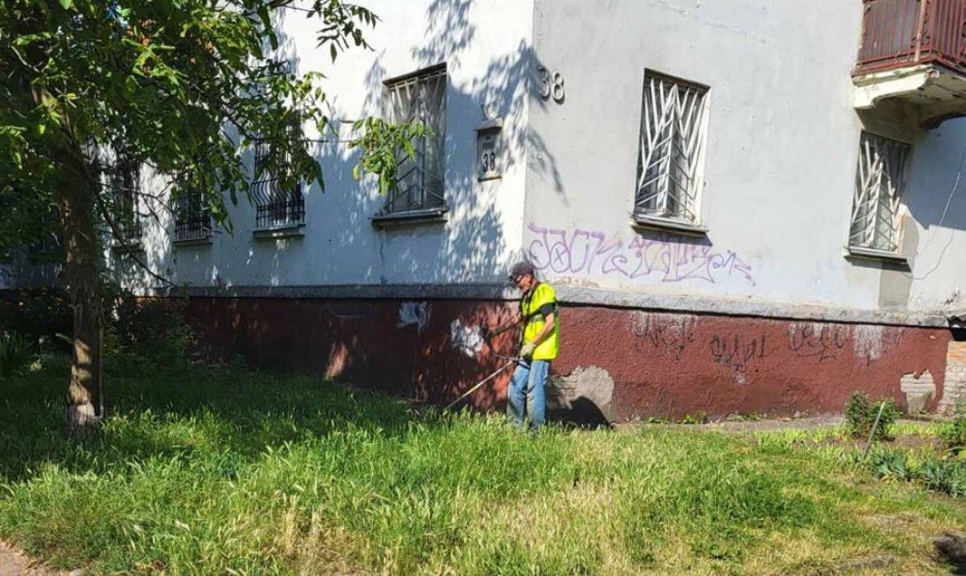 Щотижня фахівці ТОВ « ЕКОЛОГІЯ-Д»  звільняють місто від високої трави у різних кутках  Дніпра