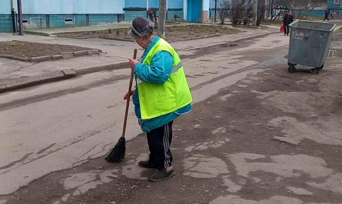 Після танення снігу, команда «Екології-Д» взялася за прибирання вулиць