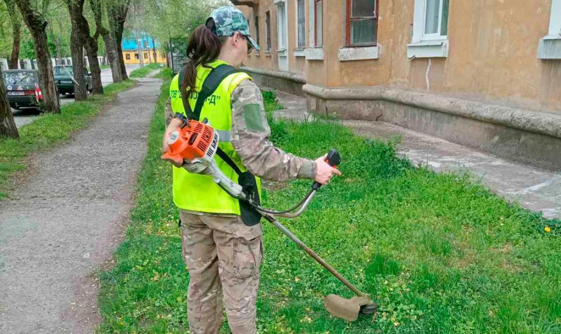 Весняна турбота: Покіс трави на вулицях міста